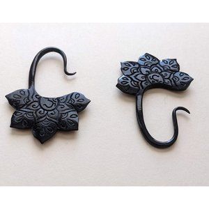 Om Lotus Flower Horn Earrings 10g (2.5mm)